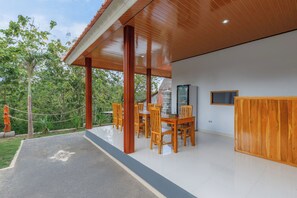 Outdoor dining - Memela Bungalow (Klungkung)