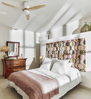 1 غرفة نوم وخزنة داخل الغرفة وسرير سفر وواي فاي