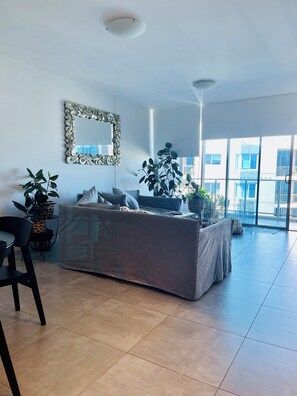 TV - Stunning Gold Coast apartment with resort facilities (Varsity Lakes)