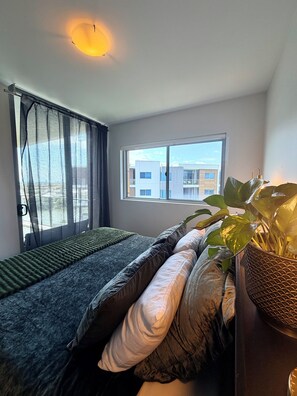 2 bedrooms, internet, bed sheets