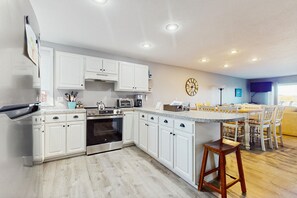 Jääkaappi, mikroaaltouuni, uuni, liesi