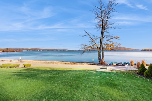 All Season Stunning Views & Lake Access: Water sports, Hiking, Golfing, Skiing
