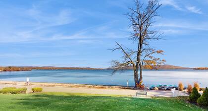 All Season Stunning Views & Lake Access: Water sports, Hiking, Golfing, Skiing