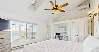 All Season Stunning Views & Lake Access: Water sports, Hiking, Golfing, Skiing