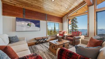 Een smart-tv en een open haard