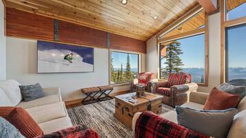 Een smart-tv, een open haard en een kantoor