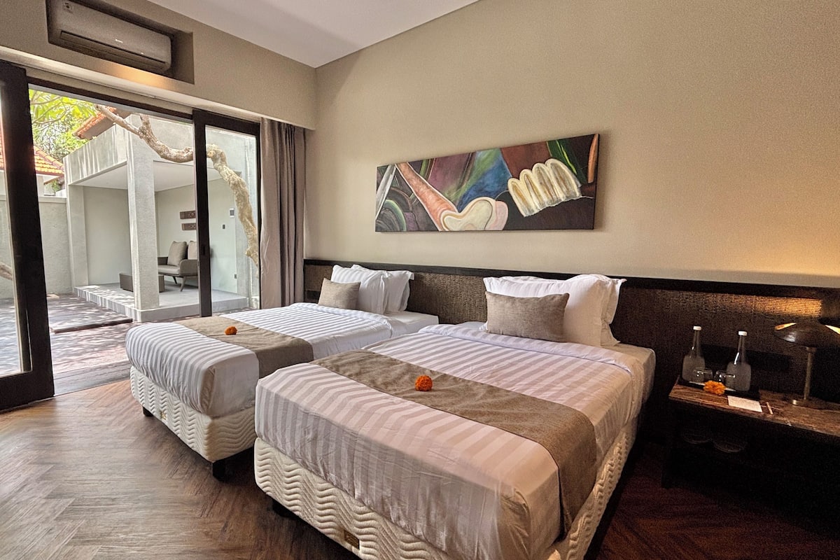 Luxe villa, 2 slaapkamers, uitzicht op zwembad | Luxe beddengoed, een minibar, een bureau, een laptopwerkplek