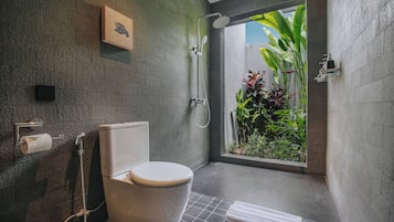 Luxe kamer, 1 queensize bed, uitzicht op tuin | Badkamer | Een douche, een regendouche, gratis toiletartikelen, een haardroger