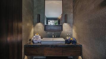 Luxury Room, 1 Queen Bed, Garden View | Bathroom