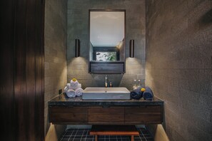 Luxe kamer, 1 queensize bed, uitzicht op tuin | Badkamer | Een douche, een regendouche, gratis toiletartikelen, een haardroger