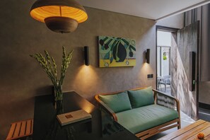 Camera Luxury, 1 letto queen, vista città | Area soggiorno | Smart TV 43 pollici con canali digitali