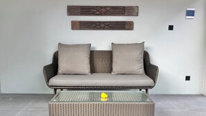 Luxe villa, 2 slaapkamers, uitzicht op zwembad | Woonruimte | Een 43-inch smart-tv met digitale zenders