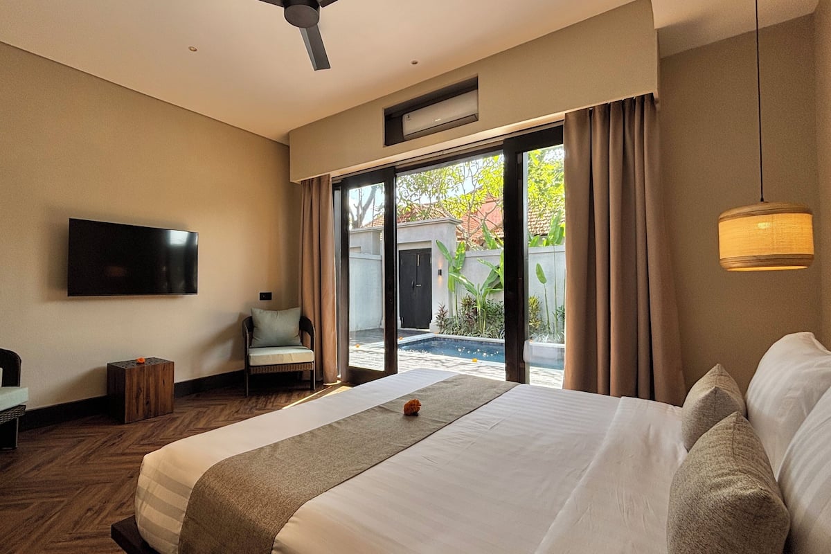 Luxe beddengoed, een minibar, een bureau, een laptopwerkplek