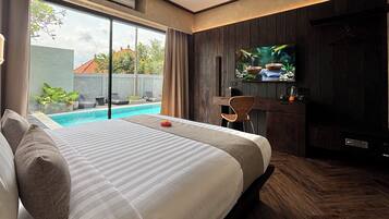 Luxe kamer, 1 queensize bed, uitzicht op zwembad | Luxe beddengoed, een minibar, een bureau, een laptopwerkplek