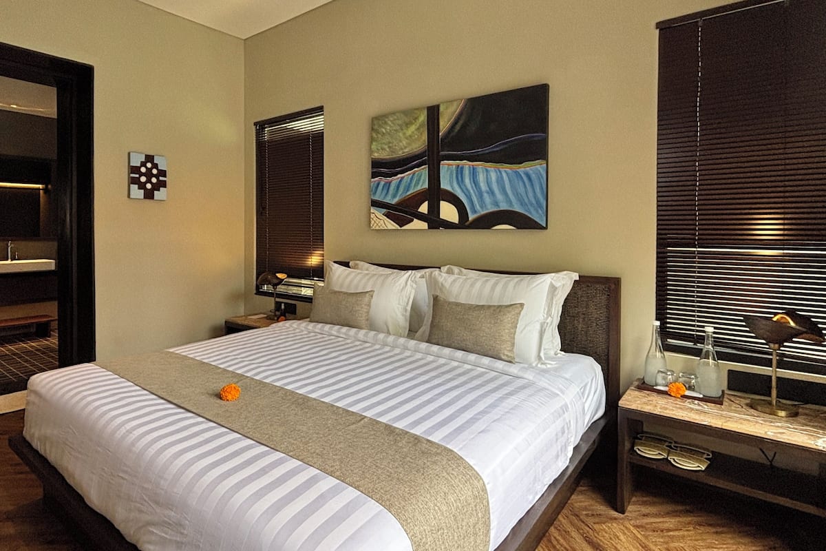 Luxe beddengoed, een minibar, een bureau, een laptopwerkplek