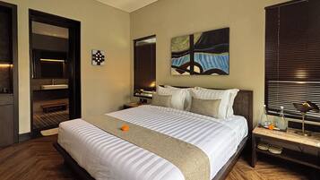 Luxe beddengoed, een minibar, een bureau, een laptopwerkplek