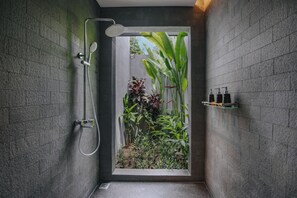 Kamar Mewah, 1 Tempat Tidur Queen, pemandangan kebun | Kamar mandi | Shower, pancuran hujan, perlengkapan mandi gratis, dan pengering rambut
