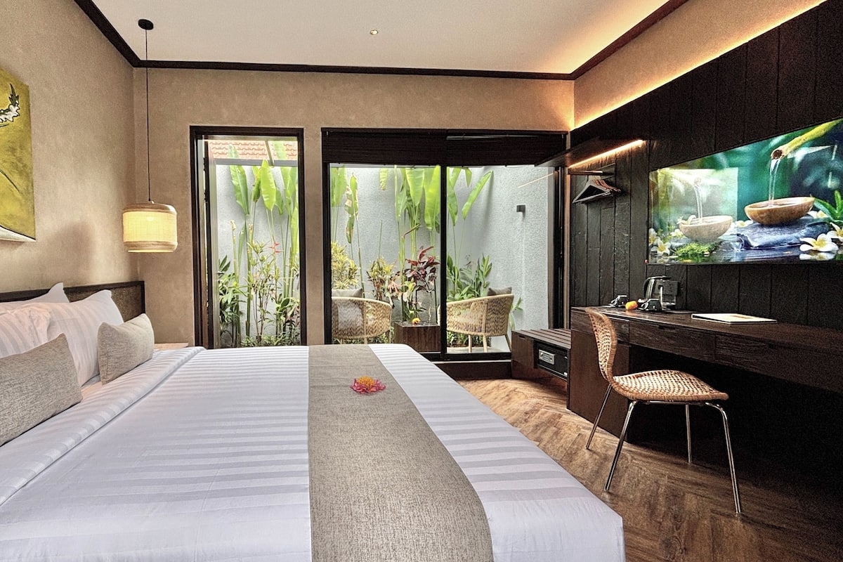 Luxe kamer, 1 queensize bed, uitzicht op tuin | Luxe beddengoed, een minibar, een bureau, een laptopwerkplek