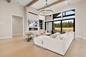 Smart TV, fireplace, video games, table football - Palla Lane on private Lake Tanager, hot tub, pet free, water skiing, paddle boarding (Bend)