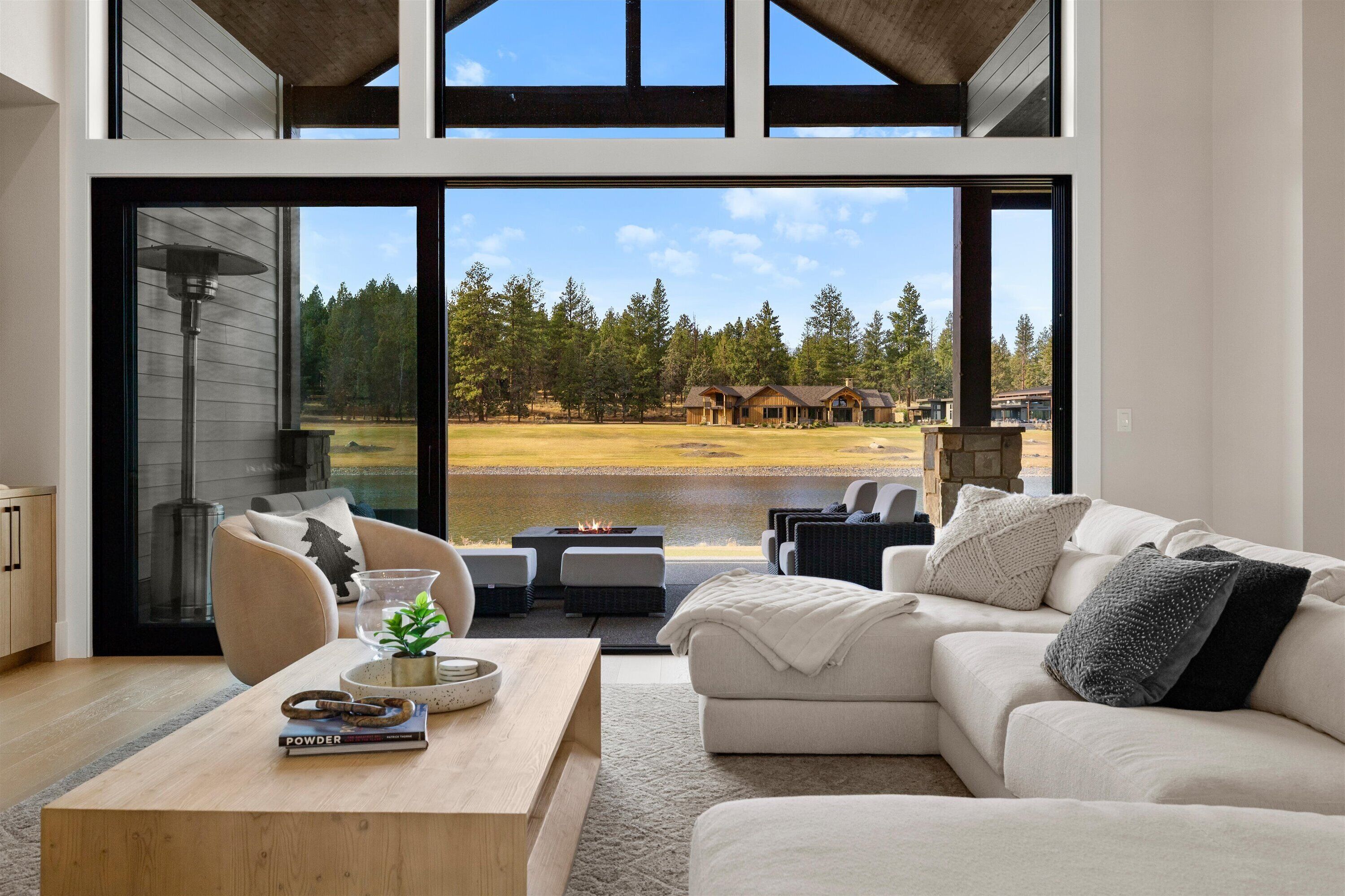 Smart-TV, Kamin, Videospiele, Tischfußball