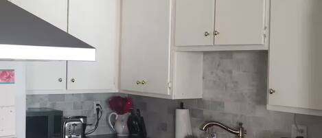 Micro-ondes, four, lave-vaisselle