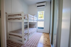 Een strijkplank/strijkijzer, wifi, beddengoed