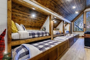 3 bedrooms, desk, iron/ironing board, travel crib