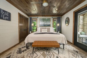 3 habitaciones, escritorio y tabla de planchar con plancha 