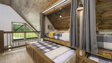 3 bedrooms, desk, iron/ironing board, travel crib