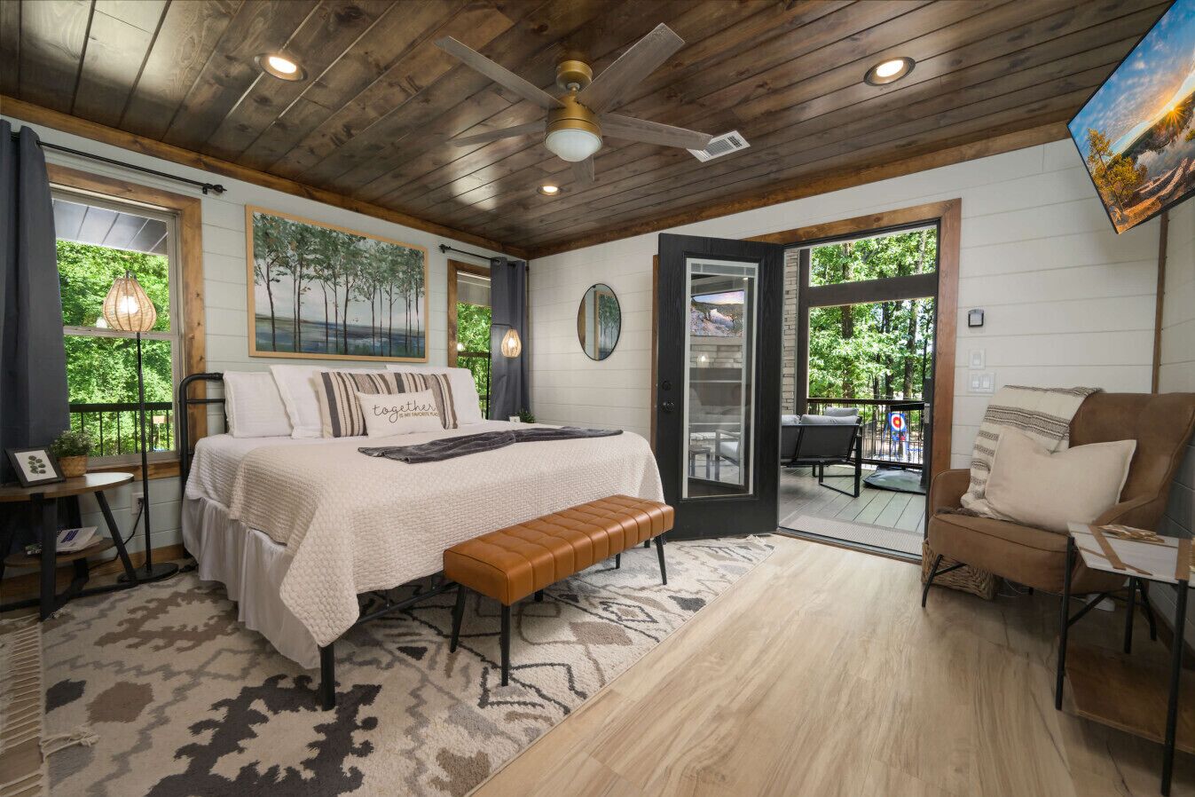 3 bedrooms, desk, iron/ironing board, travel crib