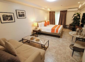 1 bedroom, WiFi, bed sheets - Angeles City W/ Rooftop Pool (Angeles)