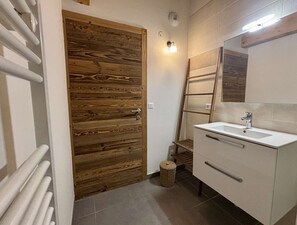 Bathroom - Soldanelles A15: Your bright cocoon in the center of Chatel (CHATEL)