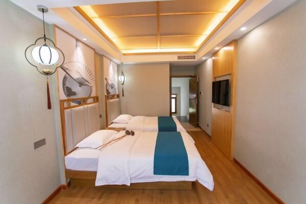 A hotel room with two beds, wooden flooring, a ceiling light fixture, and a wall-mounted TV. - Hengyang Hengyue residence·Homestay (Nanyue Damiao Branch) (Hengyang)