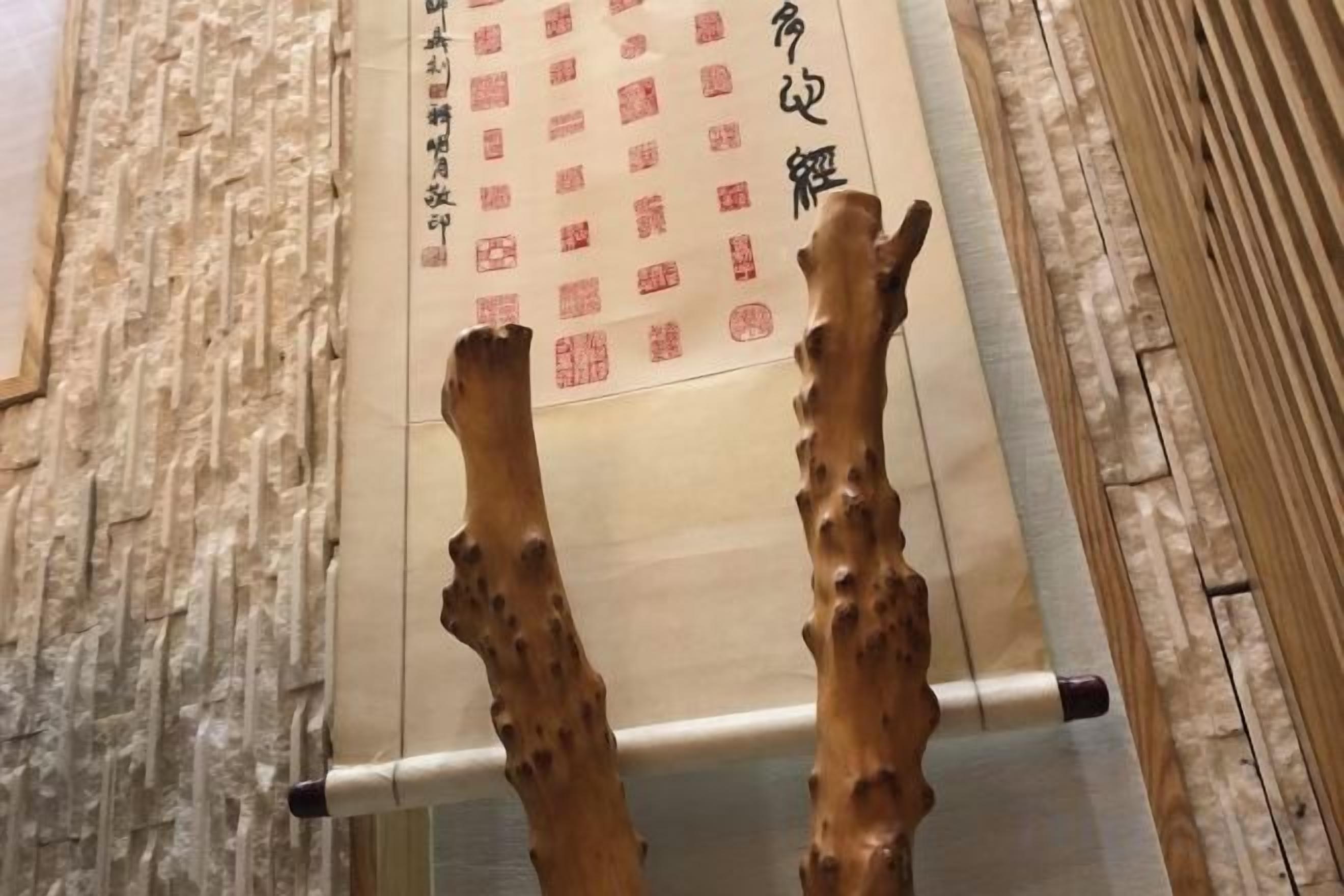 Una estructura de madera con detalles tallados, posiblemente parte de la decoración o un mueble de una habitación.