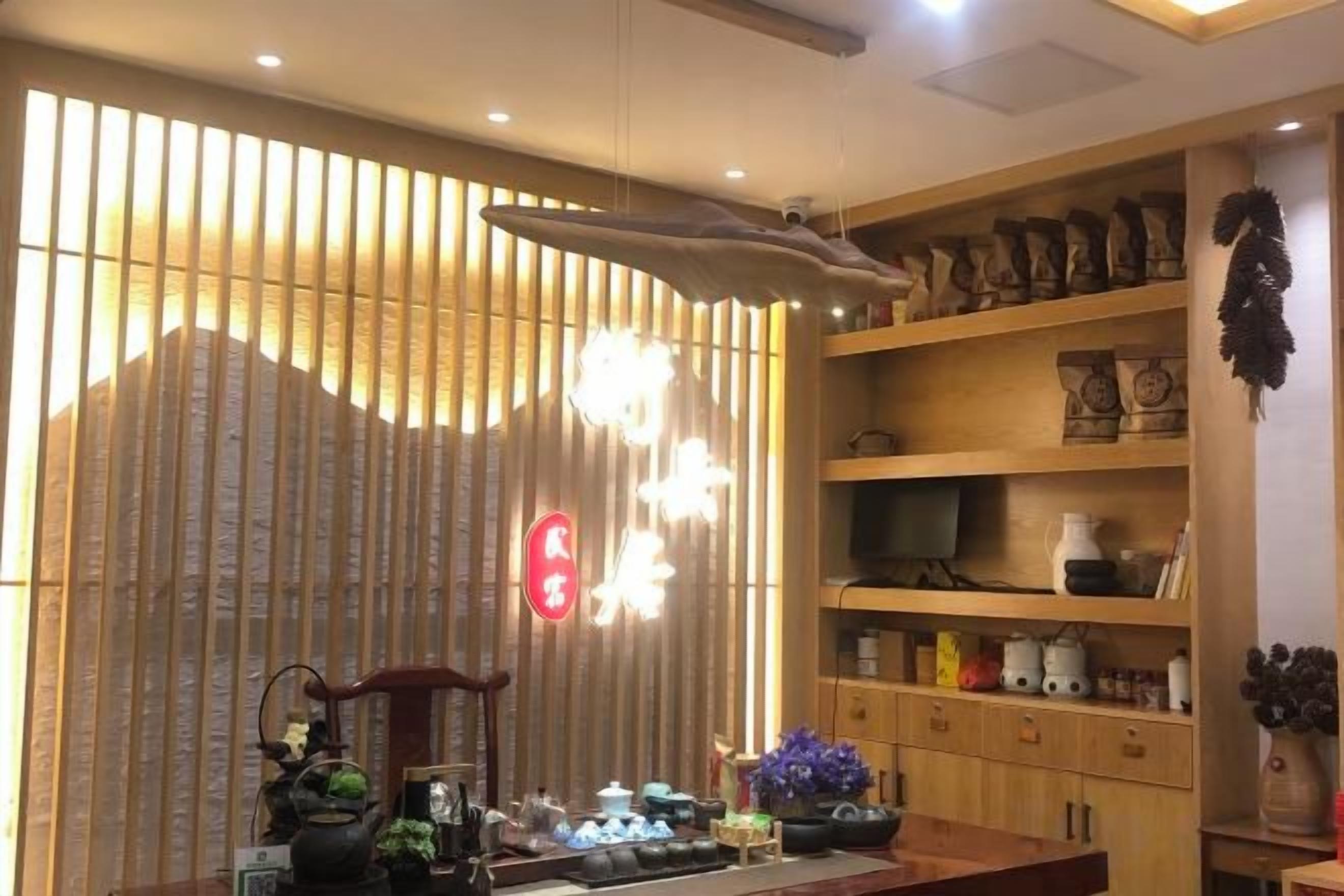 En traditionell japansk inredning med en shoji-skärm, trähyllor och en matplats.