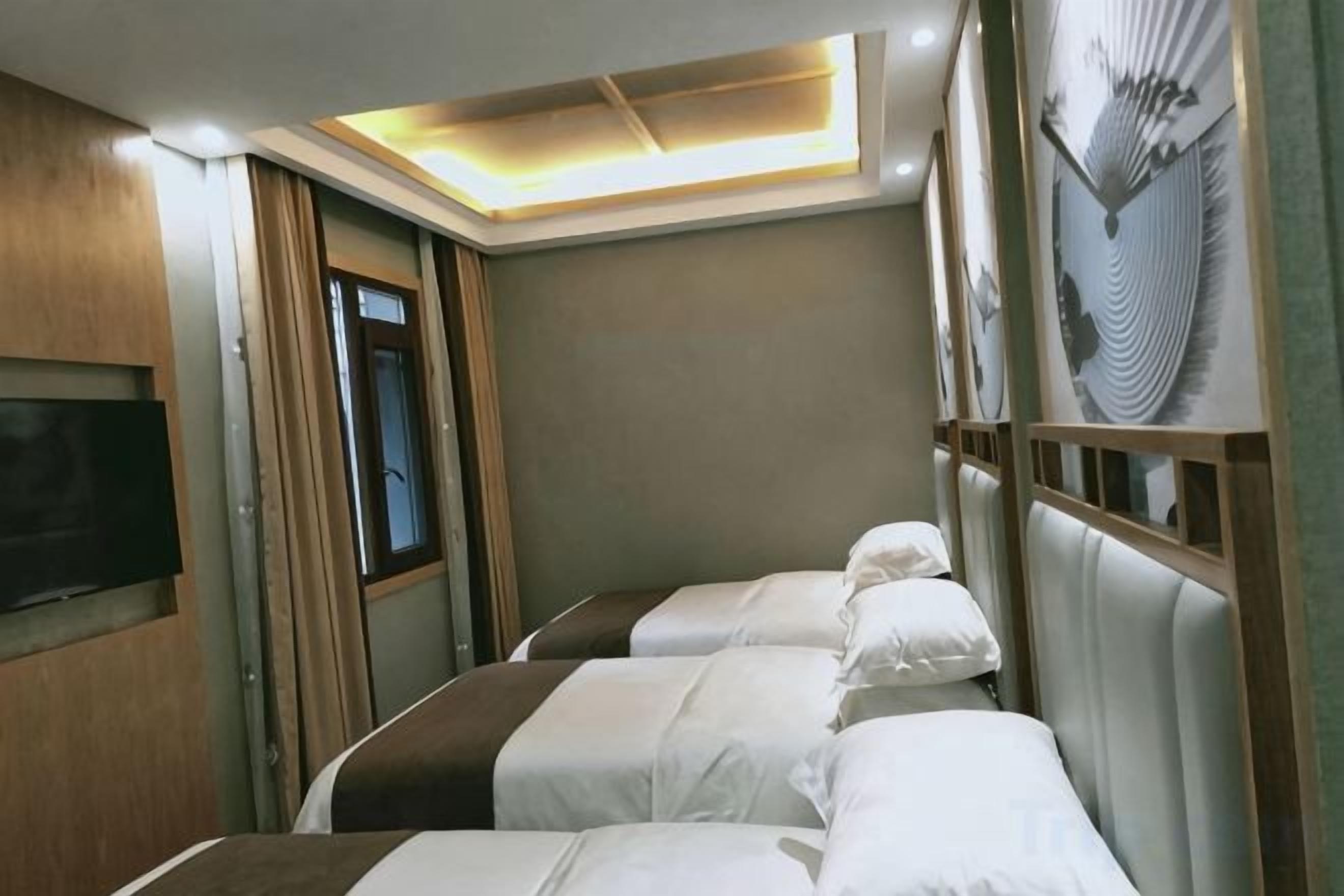 Una habitación de hotel con una cama, televisión y ventana.