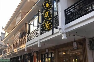 Un edificio tradicional con un cartel que indica un restaurante o establecimiento de comida.