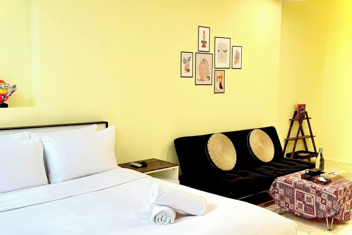 Doppia Deluxe, balcone, vista città | Una scrivania, insonorizzazione, ferro/asse da stiro, Wi-Fi gratuito