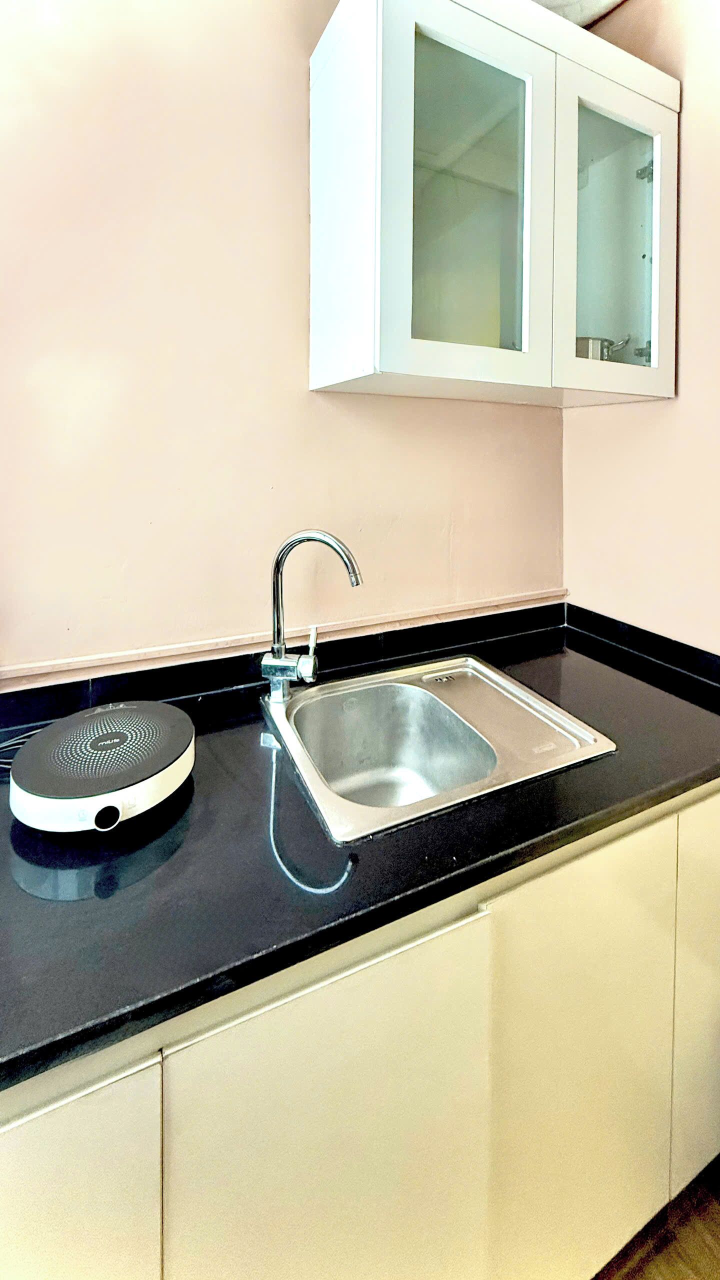 Kühlschrank, Mikrowelle, Kochgeschirr/Geschirr/Besteck