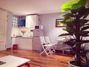 مكتب وتجهيزات عازلة للصوت ومكواة/لوح كي وواي فاي مجانً�ا