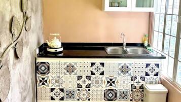 Chambre Double Classique, vue ville | Cuisine privée | Réfrigérateur, micro-ondes, batterie de cuisine, vaisselle et ustensiles