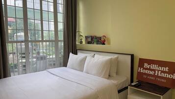 Una scrivania, insonorizzazione, ferro/asse da stiro, Wi-Fi gratuito