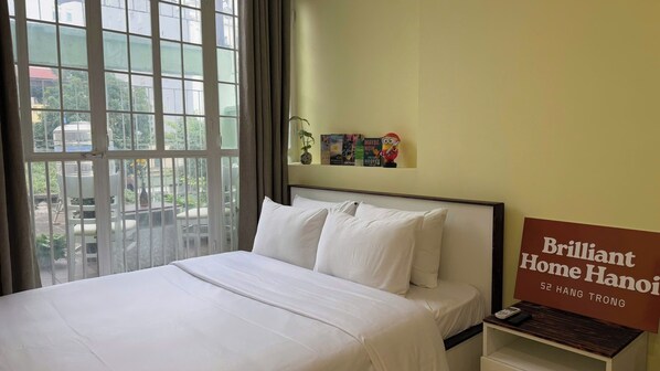 Una scrivania, insonorizzazione, ferro/asse da stiro, Wi-Fi gratuito