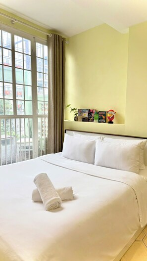 Doppia Deluxe, balcone, vista città | Una scrivania, insonorizzazione, ferro/asse da stiro, Wi-Fi gratuito