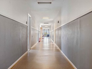 المنشأة من الداخل