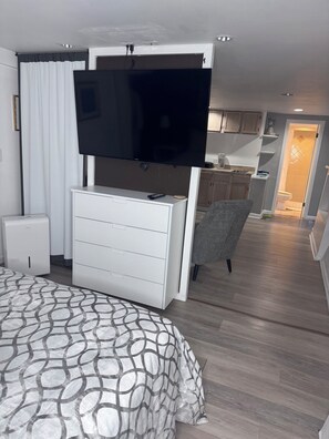 1 bedroom, iron/ironing board, WiFi, bed sheets - Private Studio in an Edwardian Town Home (San Francisco)