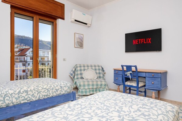 3 habitaciones, escritorio y tabla de planchar con plancha 