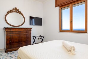 3 Schlafzimmer, Schreibtisch, Bügeleisen/Bügelbrett, Reisekinderbett