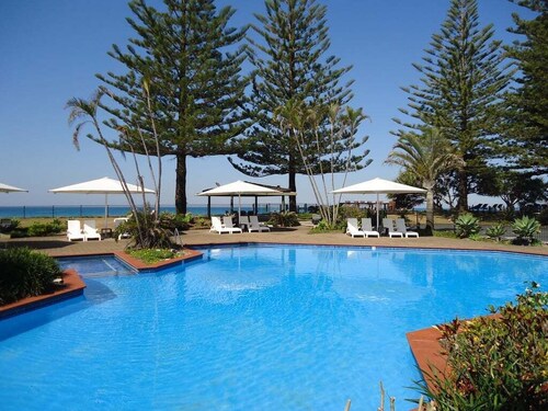 Hibiscus Villa - Spacious beachfront studio, private courtyard