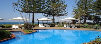 Hibiscus Villa - Spacious beachfront studio, private courtyard